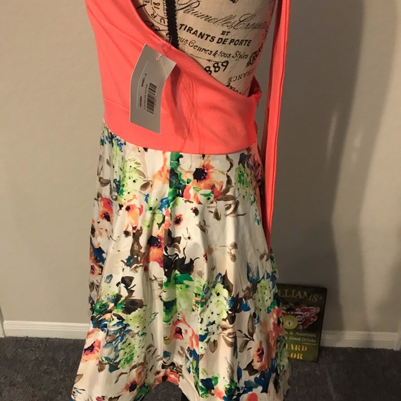 Beautiful halter top open back dress - Picture 5 of 8